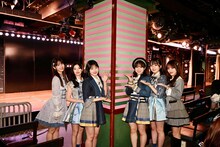 AKB48劇場の柱には17年間の感謝が込められた17本目のピンクテープが貼られた。(c)AKB48