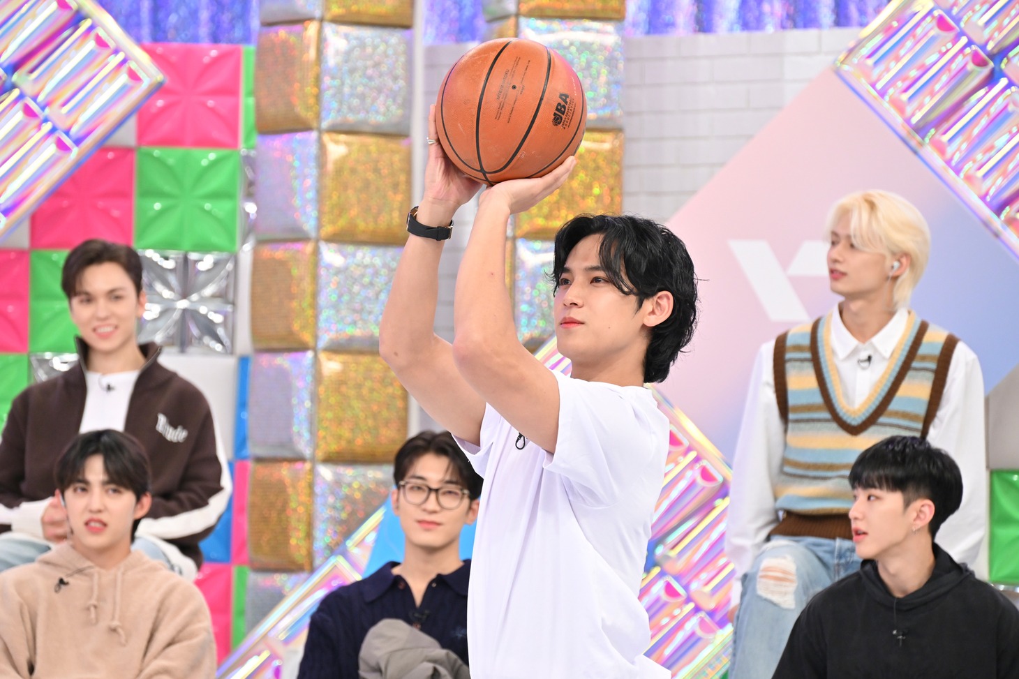 フリースローに挑戦するMINGYUと見守るメンバーたち。 (c)テレビ朝日