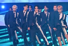 「DREAM」をパフォーマンスするSEVENTEEN。 (c)テレビ朝日