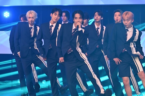 「DREAM」をパフォーマンスするSEVENTEEN。 (c)テレビ朝日