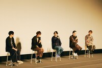 河合宏樹（写真左）とASIAN KUNG-FU GENERATION。