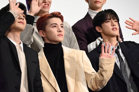 ムービーカメラに手を振る(左から)豆原一成、川西拓実、河野純喜。