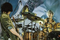 磯部寛之（B, Cho）とリアド偉武（Dr）。（撮影：河本悠貴）