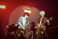 磯部寛之（B, Cho）と白井眞輝（G）。（撮影：河本悠貴）