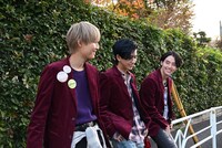 談笑する飯島颯、田中洸希、松村和哉。