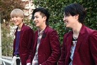 談笑する飯島颯、田中洸希、松村和哉。