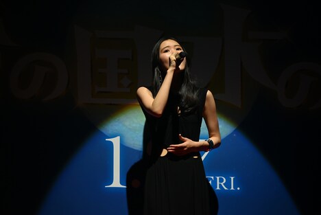 「Brand New World」を歌唱する琴音。