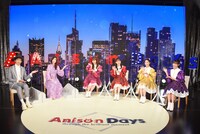 左から酒井ミキオ、森口博子、ももいろクローバーZ。