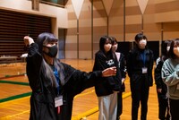 ダーツを投げるナオ・オブ・ナオ。