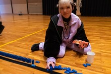 ガリガリ君を片手にドミノと格闘するミユキエンジェル。