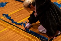 ドミノを並べるミユキエンジェル。