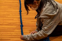 ドミノを並べるカンナ。