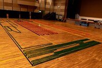 体育館に広がるドミノ。