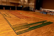 体育館に広がるドミノ。