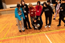 途中で止まったドミノを見つめるアイカ・ザ・スパイたち。