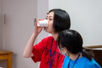 センブリ茶を飲むリノ。