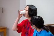 センブリ茶を飲むリノ。
