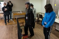 足つぼに体重を預ける直前のナオ・オブ・ナオ。