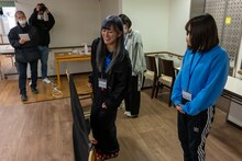 足つぼに乗るナオ・オブ・ナオ。