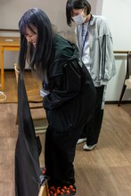 足つぼに乗って痛がるナオ・オブ・ナオ。