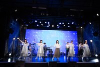 コラボパフォーマンスを披露するももいろクローバーZと森口博子。(c)BS11