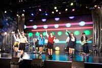 コラボパフォーマンスを披露するももいろクローバーZと森口博子。(c)BS11