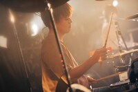 カズマ・タケイ（Dr / ネクライトーキー）（撮影：垂水佳菜）