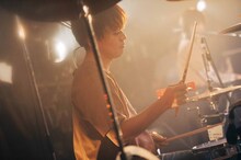 カズマ・タケイ（Dr / ネクライトーキー）（撮影：垂水佳菜）