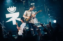 ネクライトーキーのもっさ（Vo, G）、朝日（G）。（撮影：垂水佳菜）