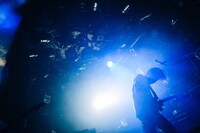 朝日（G / ネクライトーキー）（撮影：垂水佳菜）