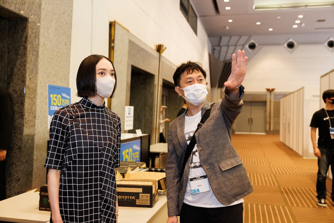 ビジネスミーティングエリアについて、のっちさんに説明する田辺さん。