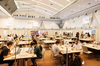 ビジネスミーティングエリアで会議をしている皆さん。