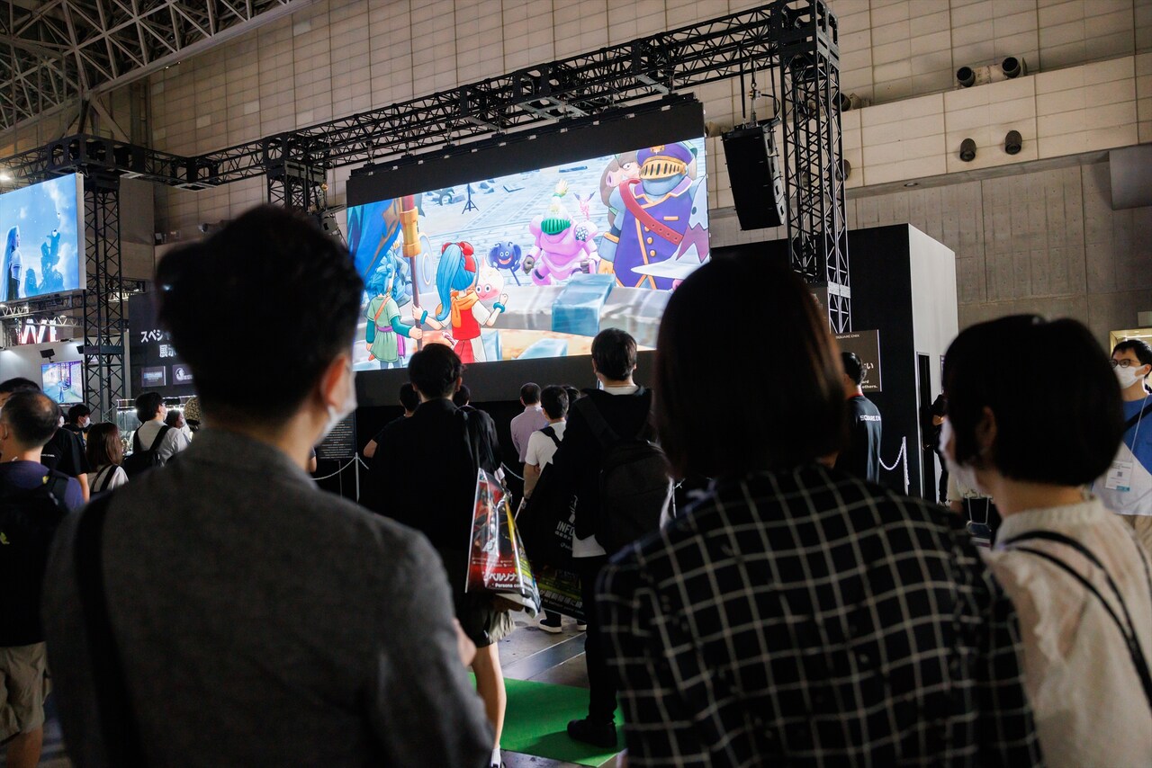 「ドラゴンクエスト トレジャーズ　蒼き瞳と大空の羅針盤」の紹介映像を上映中のメガシアター。