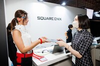 パンフレットを受け取るのっちさん。