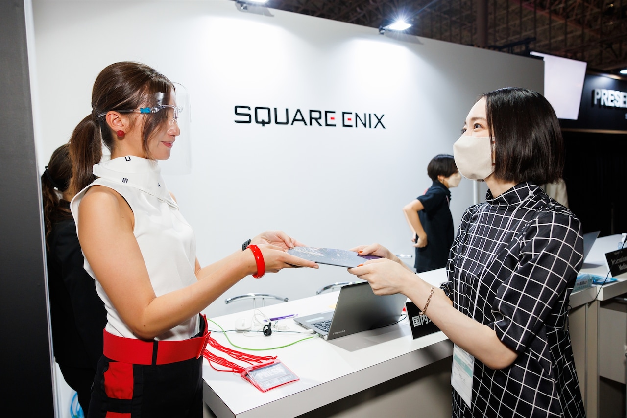 パンフレットを受け取るのっちさん。