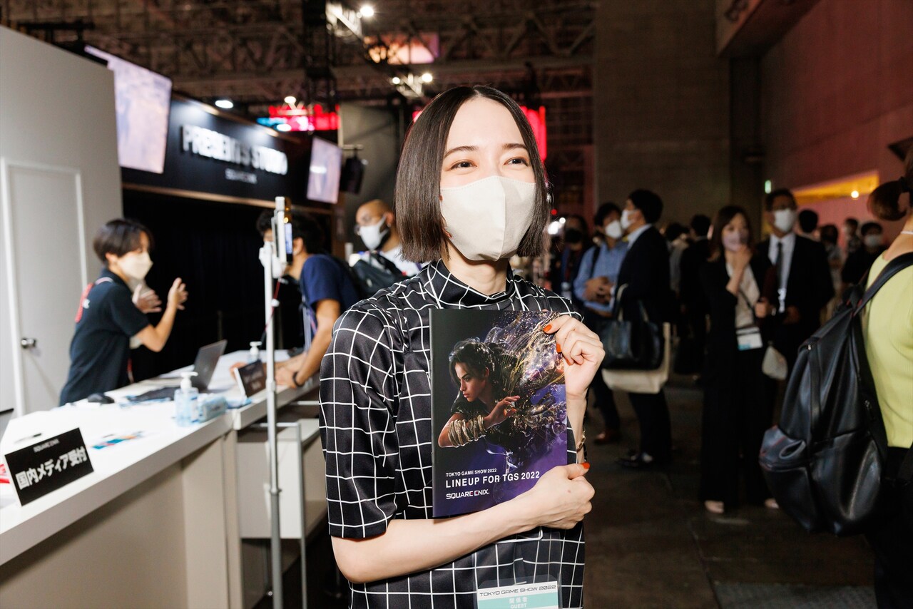 うれしそうにパンフを抱えるのっちさん。