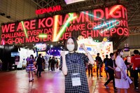 KONAMIのブース。天井から吊られた巨大なLEDビジョンが、会場内でもひと際目を引きます。
