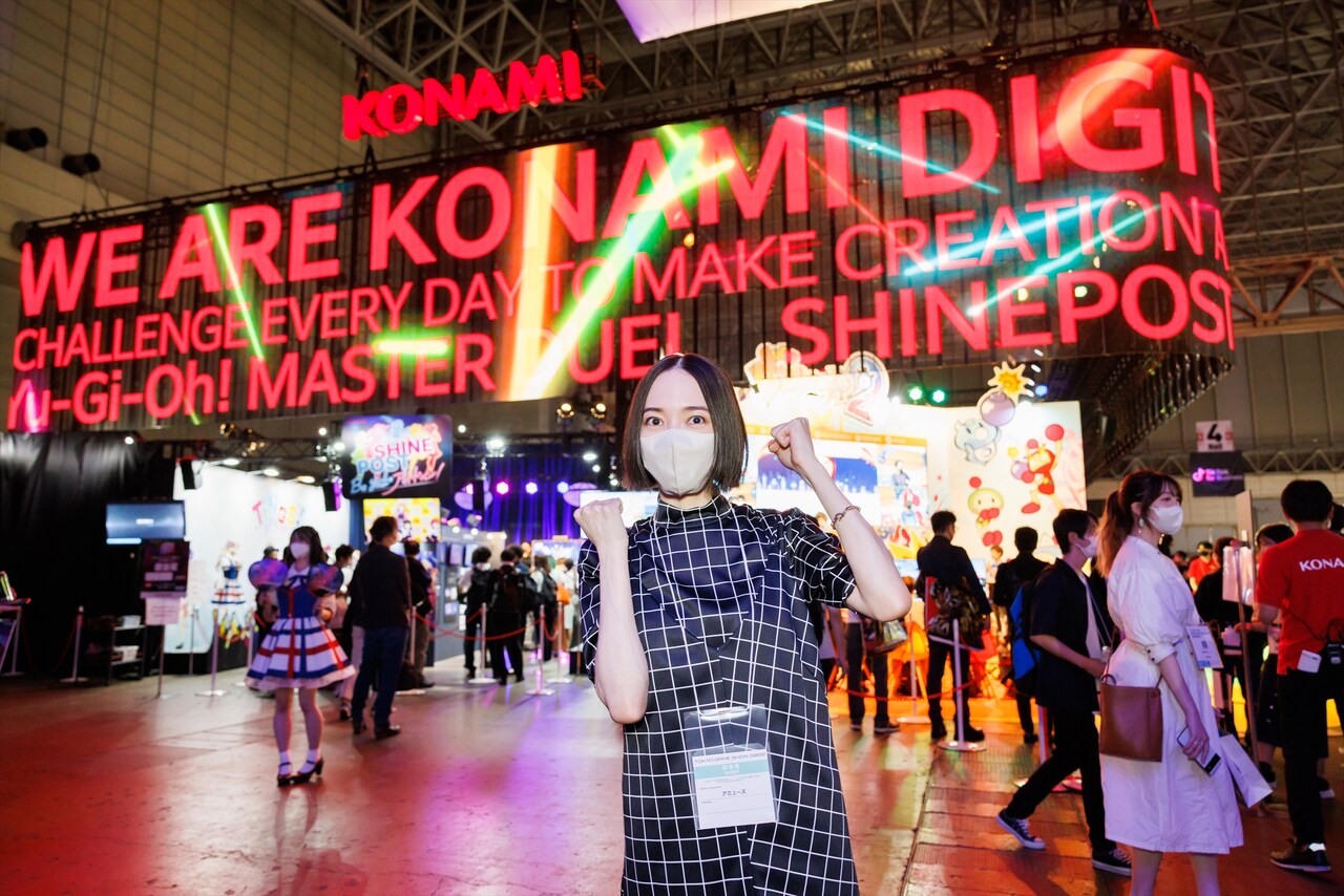 KONAMIのブース。天井から吊られた巨大なLEDビジョンが、会場内でもひと際目を引きます。