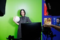 サッカー選手になりきってポーズを決めるのっちさん。