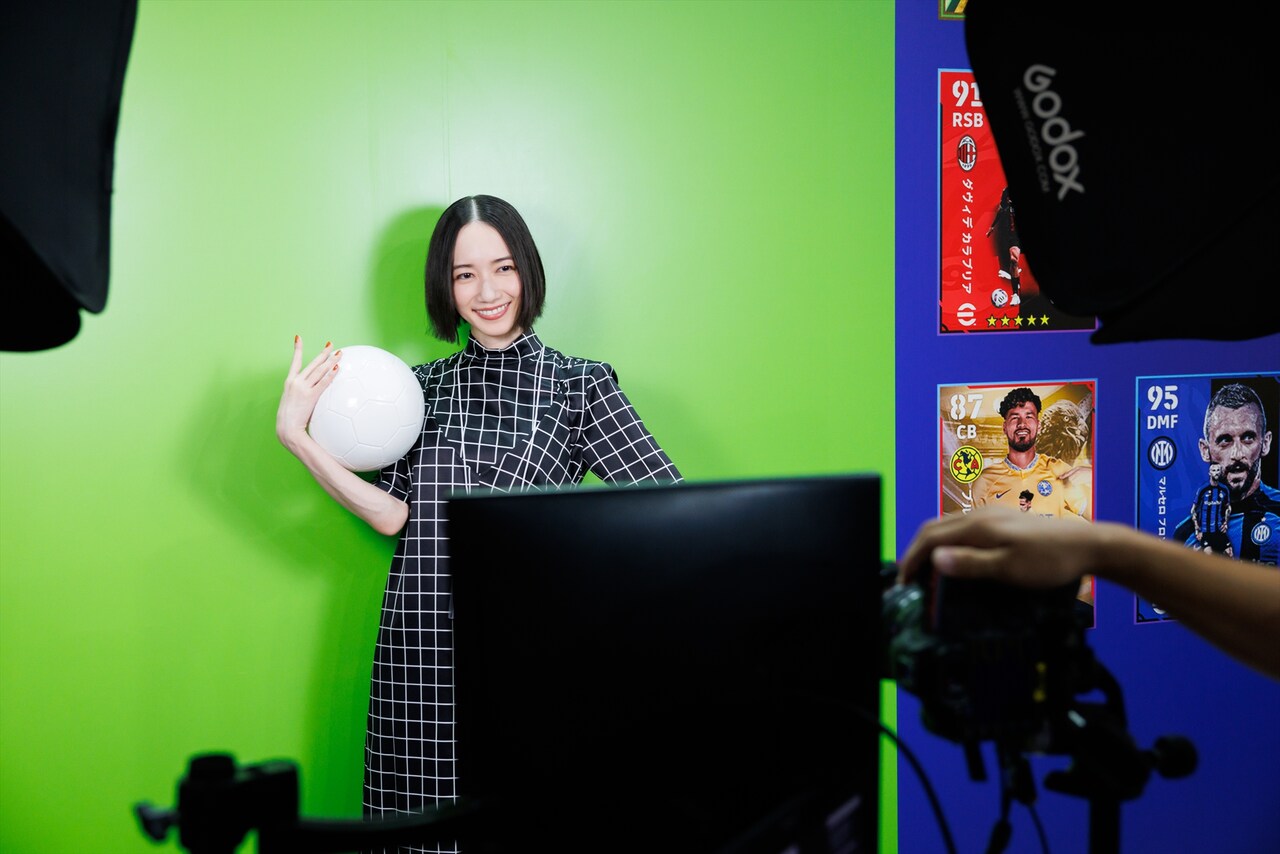 サッカー選手になりきってポーズを決めるのっちさん。