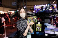 完成した「サッカー選手風のっちカード」をもらったのっちさん。