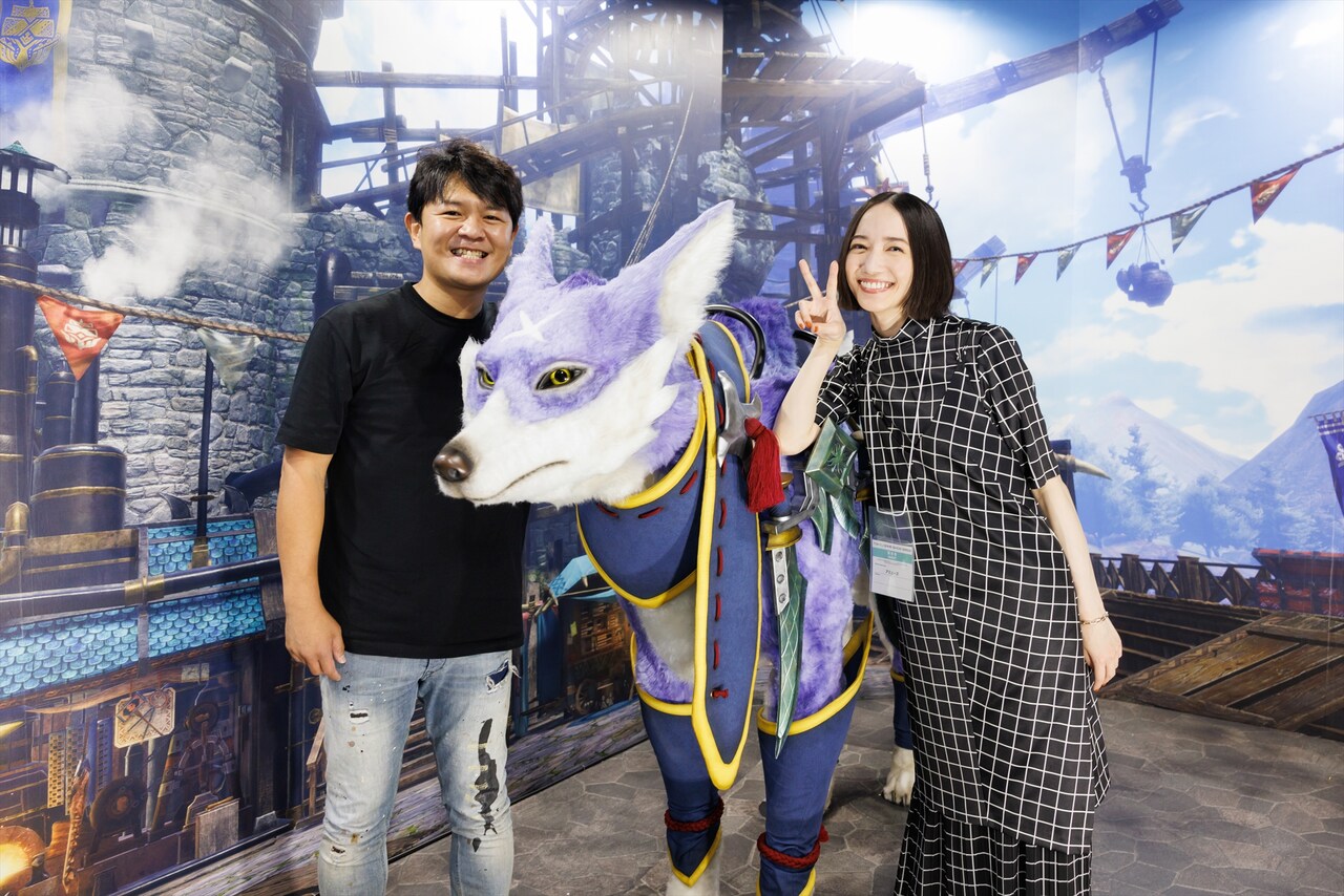 左から辻本良三さん、ガルク、のっちさん。