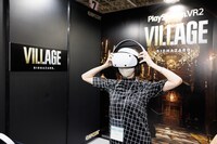 PS VR2のヘッドセットとヘッドフォンを装着するのっちさん。