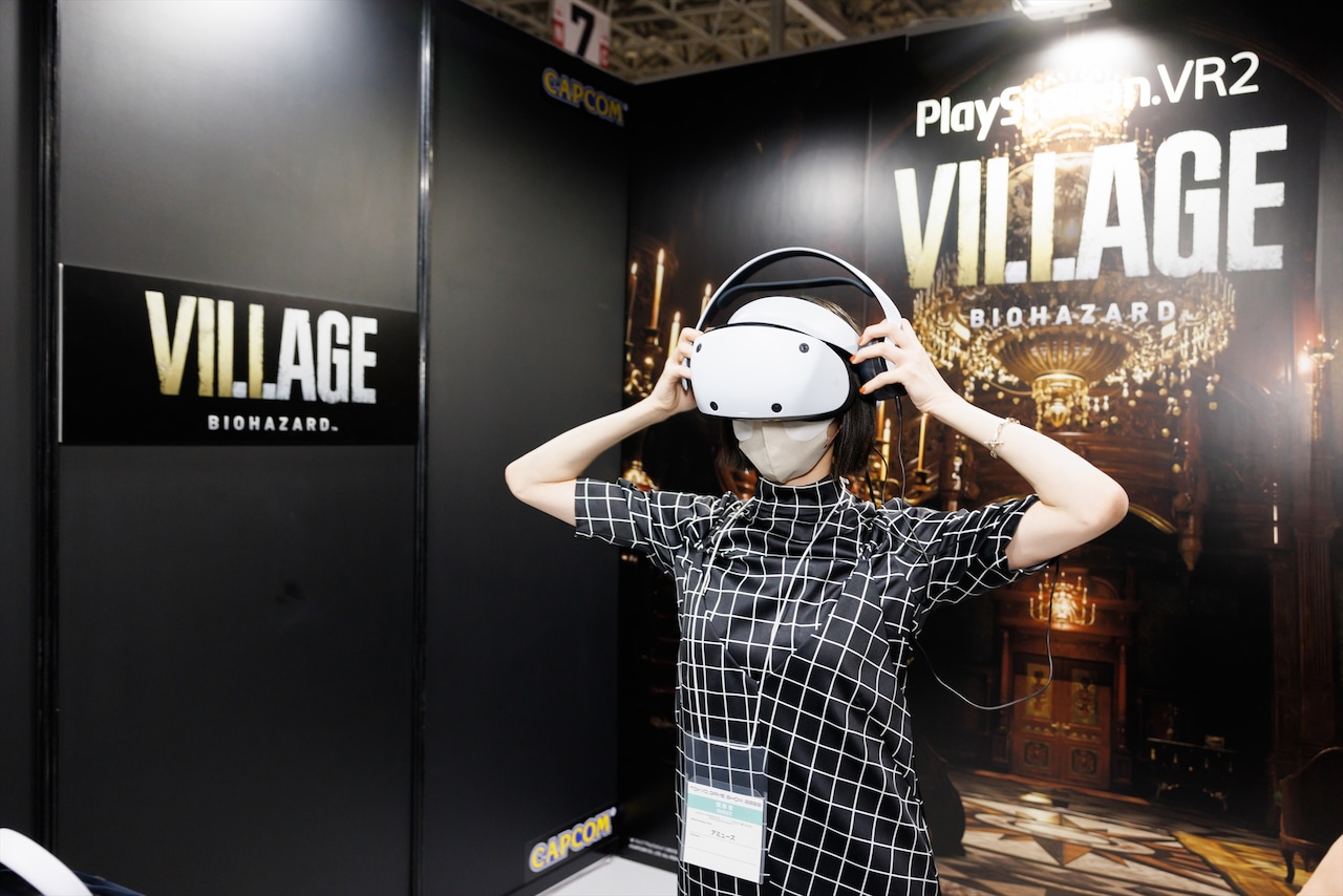 PS VR2のヘッドセットとヘッドフォンを装着するのっちさん。