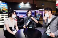 初めて手にするSteam Deckを隅々まで確認するのっちさん。