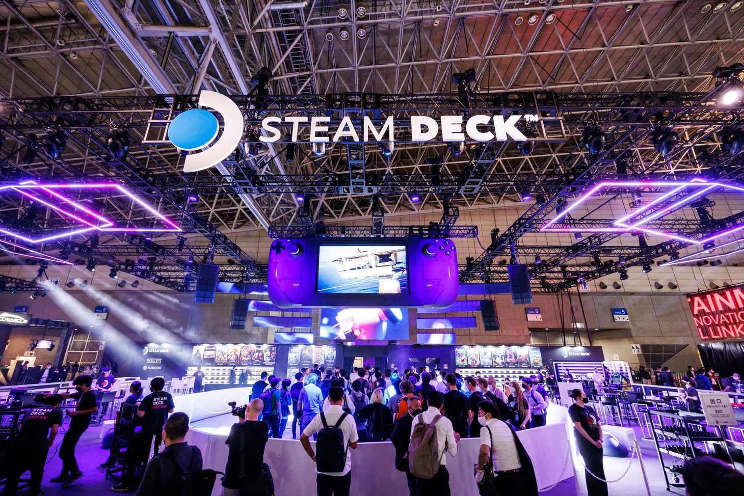 大きなSteam Deckの模型が吊るされているKOMODOブース。