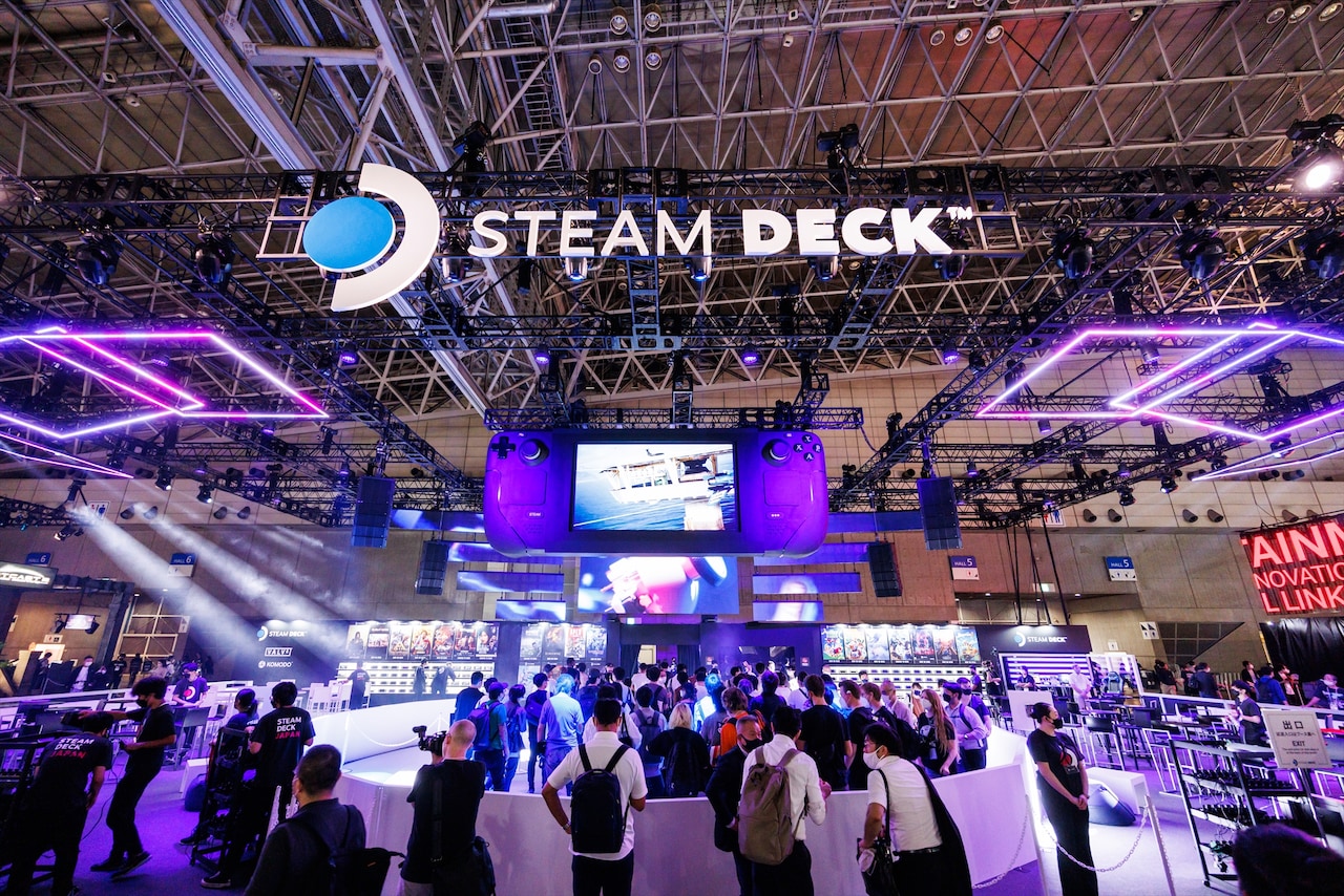 大きなSteam Deckの模型が吊るされているKOMODOブース。