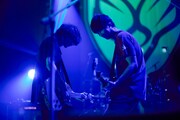 左から藤原基央(Vo, G)、増川弘明(G)。(Photo by Taku Tatewaki)