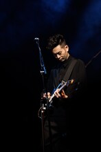 佐藤良成（Vo, G, Violin）（撮影：後藤渉）