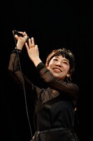 佐野遊穂（Vo, Harmonica）（撮影：後藤渉）